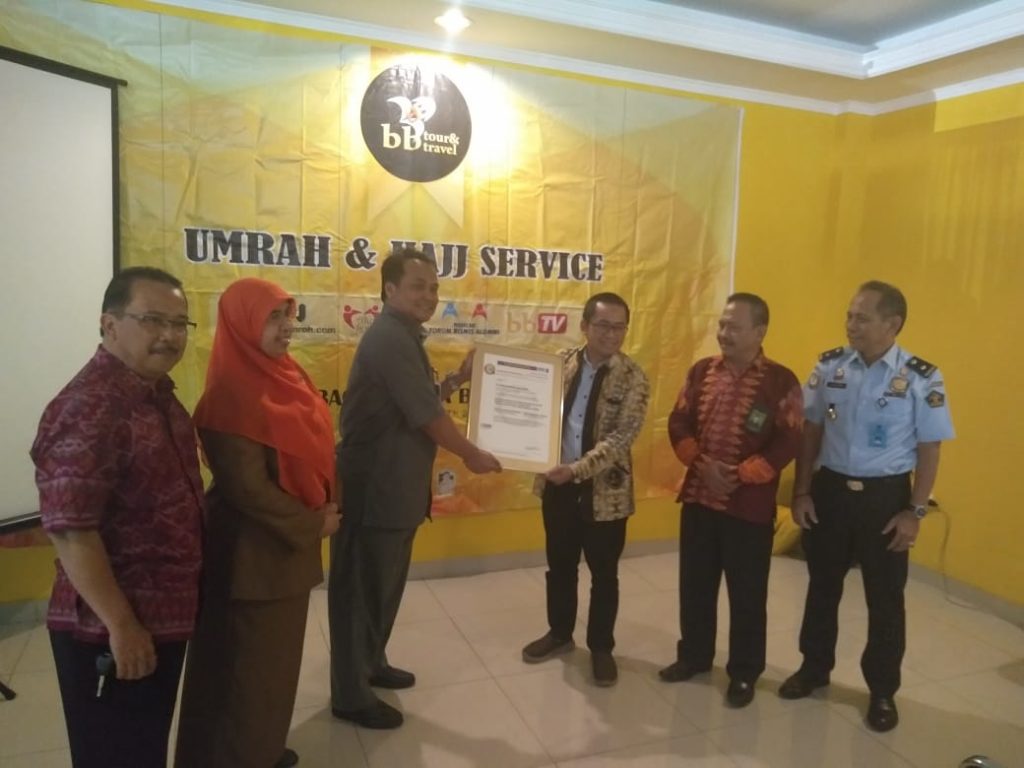 Penyerahan sertifikasi Biro Perjalanan Wisata ke PT Bagja Bagea Balarea